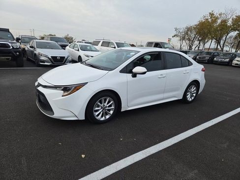 Used 2020 Toyota Corolla LE image 3