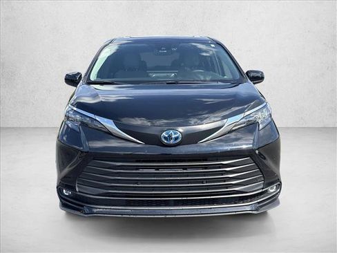 Used 2025 Toyota Sienna XLE FWD image 2
