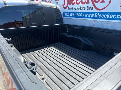 Used 2017 Toyota Tacoma TRD Sport w/ Tow Package (A/T) image 19