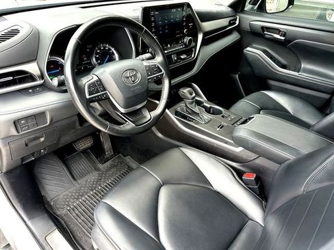 Used 2022 Toyota Highlander XLE FWD image 13