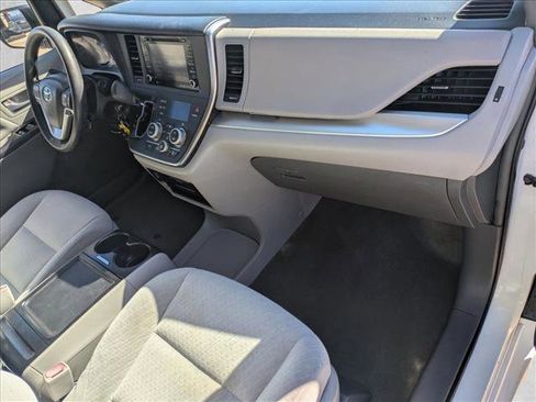 Used 2018 Toyota Sienna LE image 26