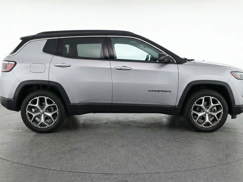 Used 2025 Jeep Compass Limited image 11
