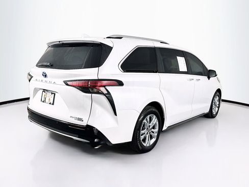 Used 2023 Toyota Sienna Platinum image 10