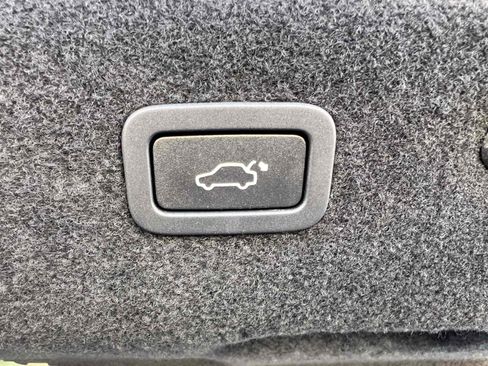 Used 2017 Jaguar XF S image 11