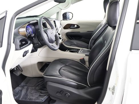 Used 2023 Chrysler Pacifica Limited image 36