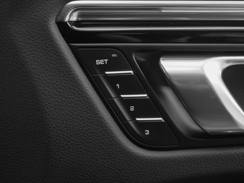 Used 2025 Porsche Macan Turbo image 21