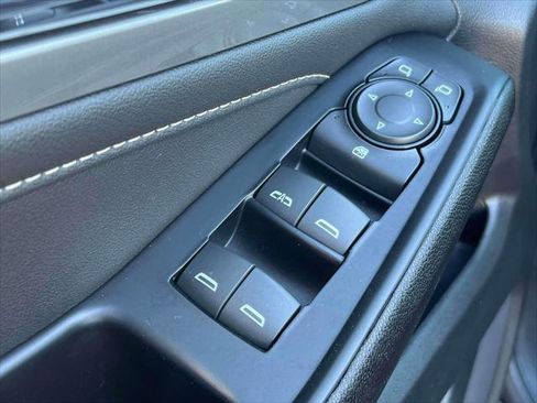 Used 2023 Chevrolet Traverse LT image 18