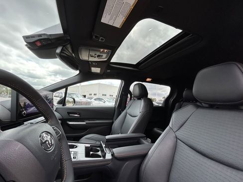 Used 2025 Toyota Sienna XLE Woodland Edition image 12