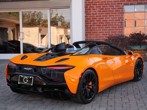 Used 2025 McLaren Artura Spider RWD image 4