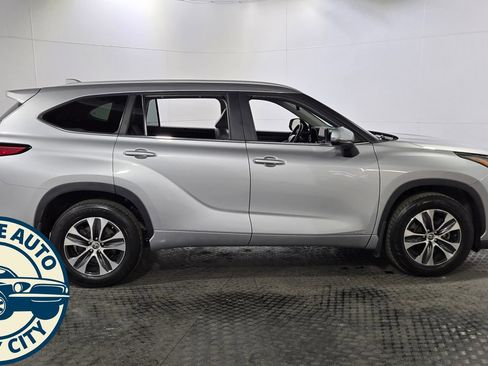Used 2023 Toyota Highlander XLE AWD/4WD image 8
