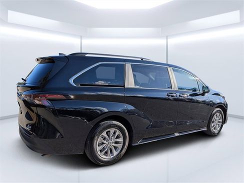 Used 2024 Toyota Sienna XLE image 38
