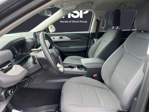 Used 2025 Ford Explorer Active AWD/4WD image 9