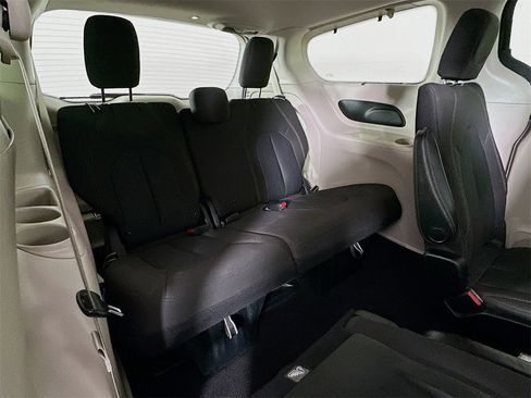 Used 2017 Chrysler Pacifica Touring Plus w/ Tire & Wheel Group image 8