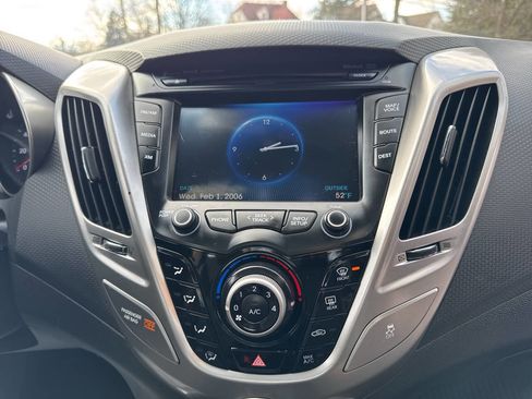 Used 2013 Hyundai Veloster w/ Tech Pkg image 11