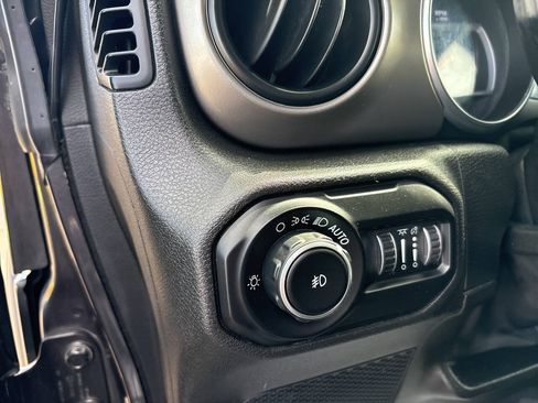 Used 2018 Jeep Wrangler Unlimited Sport S AWD/4WD image 13