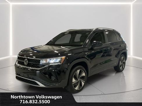 Certified 2023 Volkswagen Taos SE w/ Panoramic Sunroof Package AWD/4WD image 1