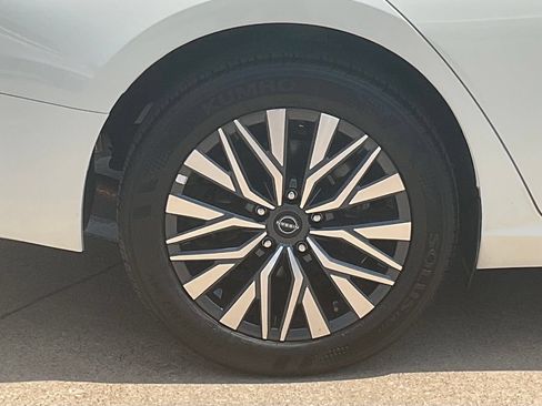 Used 2025 Nissan Altima 2.5 SV FWD image 7