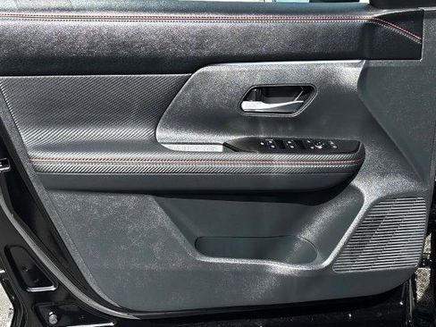 Certified 2025 Nissan Kicks SR FWD image 18