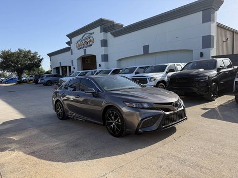 Used 2022 Toyota Camry SE FWD image 2