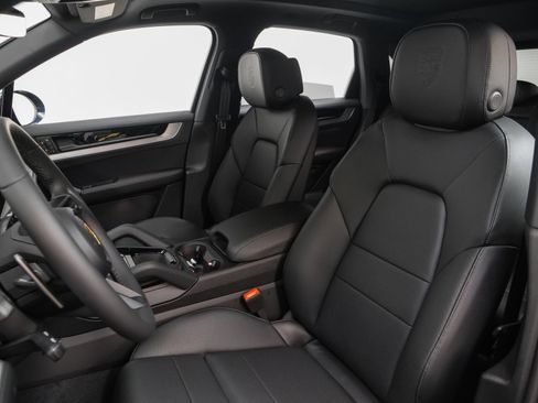 Used 2024 Porsche Cayenne image 5