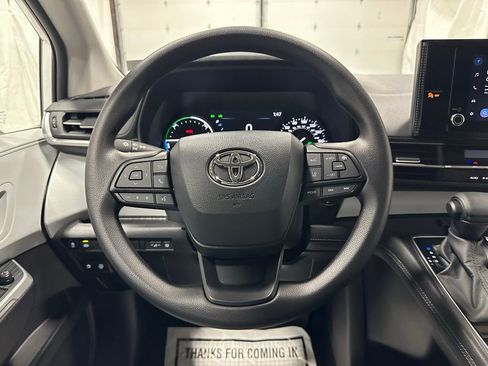 Used 2026 Toyota Sienna LE image 18