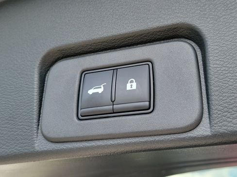 Certified 2025 Nissan Rogue SL FWD image 7