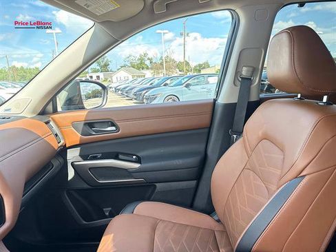 Certified 2025 Nissan Pathfinder Platinum w/ Cargo Package FWD image 15