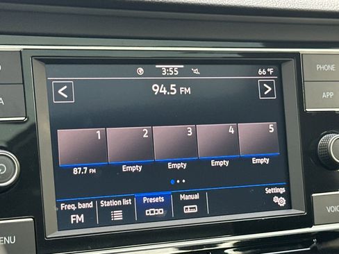 Used 2024 Volkswagen Jetta SE w/ Panoramic Sunroof Package image 19