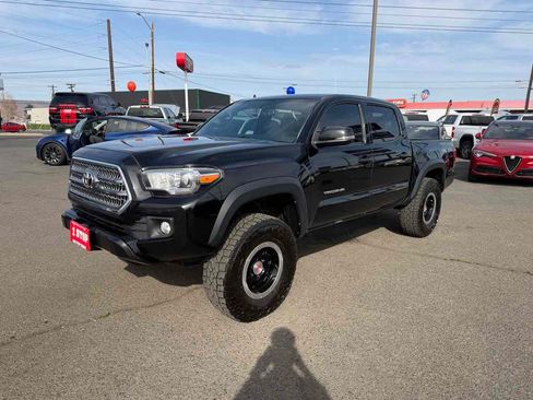 Used 2016 Toyota Tacoma TRD Off-Road w/ Premium & Technology Package AWD/4WD image 3