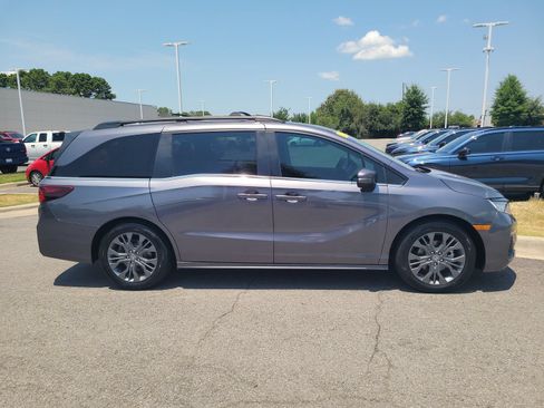 Used 2025 Honda Odyssey Touring image 2