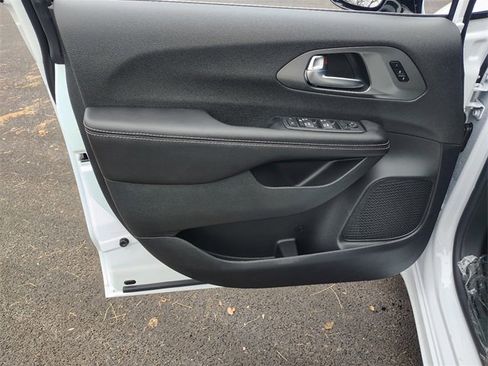 New 2026 Chrysler Pacifica Select image 11
