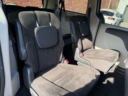 Used 2018 Dodge Grand Caravan SE w/ UConnect Hands-Free Group image 8