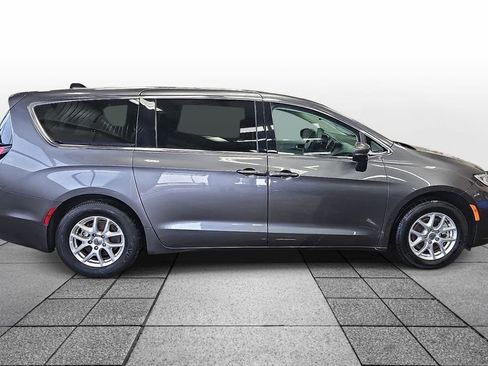 Used 2023 Chrysler Pacifica Touring-L FWD image 4