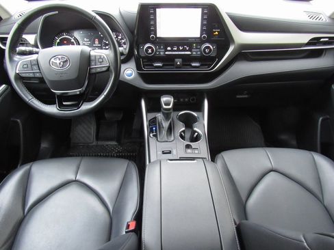 Certified 2021 Toyota Highlander XLE image 36
