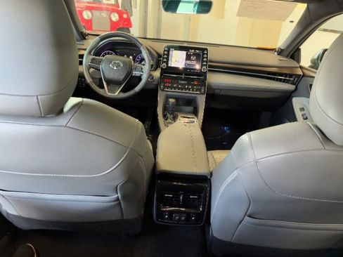 Used 2019 Toyota Avalon Limited image 21