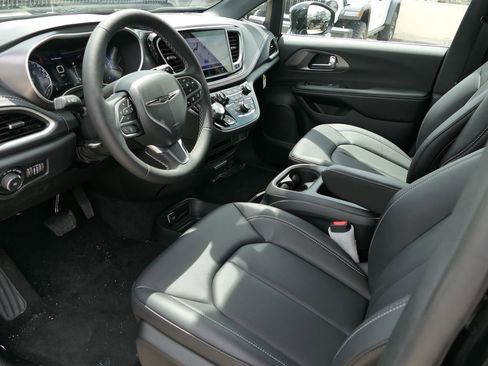 New 2026 Chrysler Pacifica Select image 9