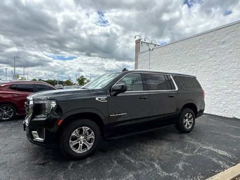 Used 2022 GMC Yukon XL SLE w/ Gmc Pro Safety Plus Package AWD/4WD image 3