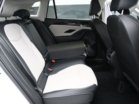 Used 2025 Volkswagen Tiguan SE AWD/4WD image 19