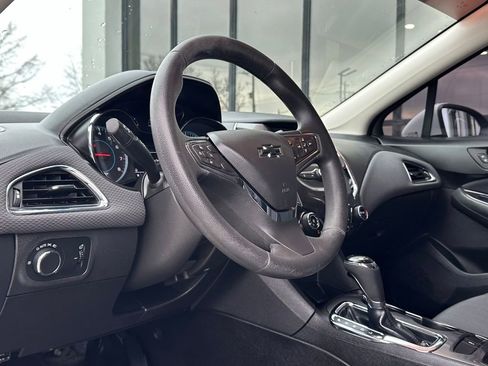 Used 2017 Chevrolet Cruze LT w/ Convenience Package image 2