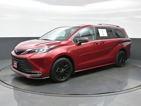 Used 2023 Toyota Sienna XLE FWD image 3