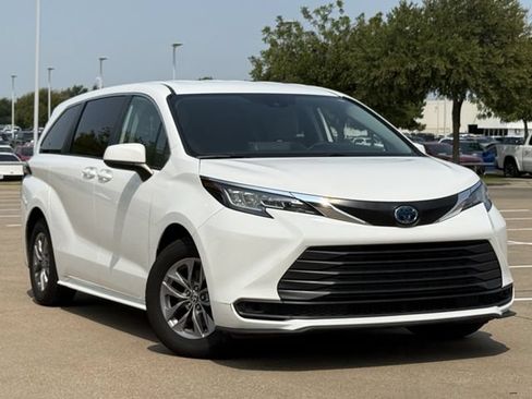 Used 2023 Toyota Sienna LE FWD image 2