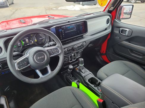 Used 2025 Jeep Wrangler Unlimited Sahara w/ Safety Group image 18