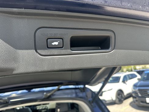 Used 2024 Honda Pilot Touring image 11
