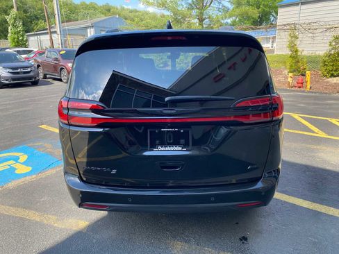 Used 2021 Chrysler Pacifica Touring w/ Uconnect Theater Family Group AWD/4WD image 14