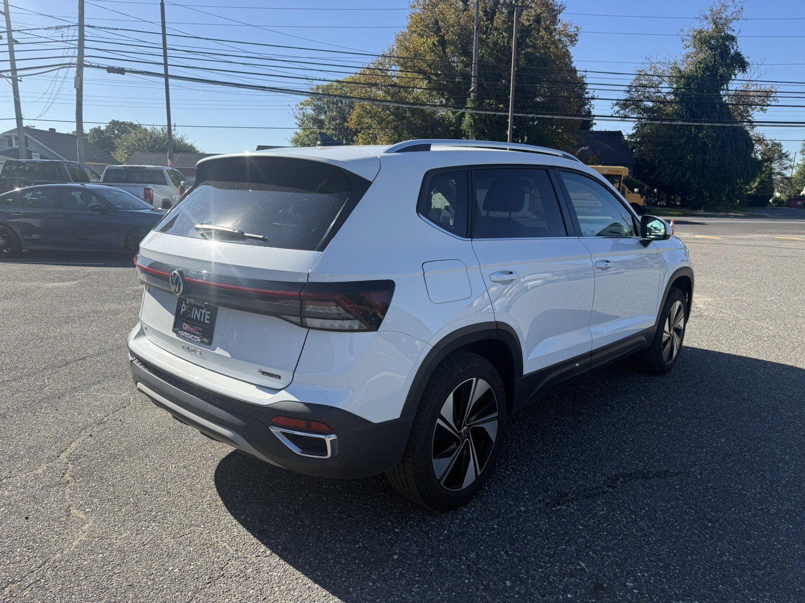 Used 2025 Volkswagen Taos SE AWD/4WD image 3