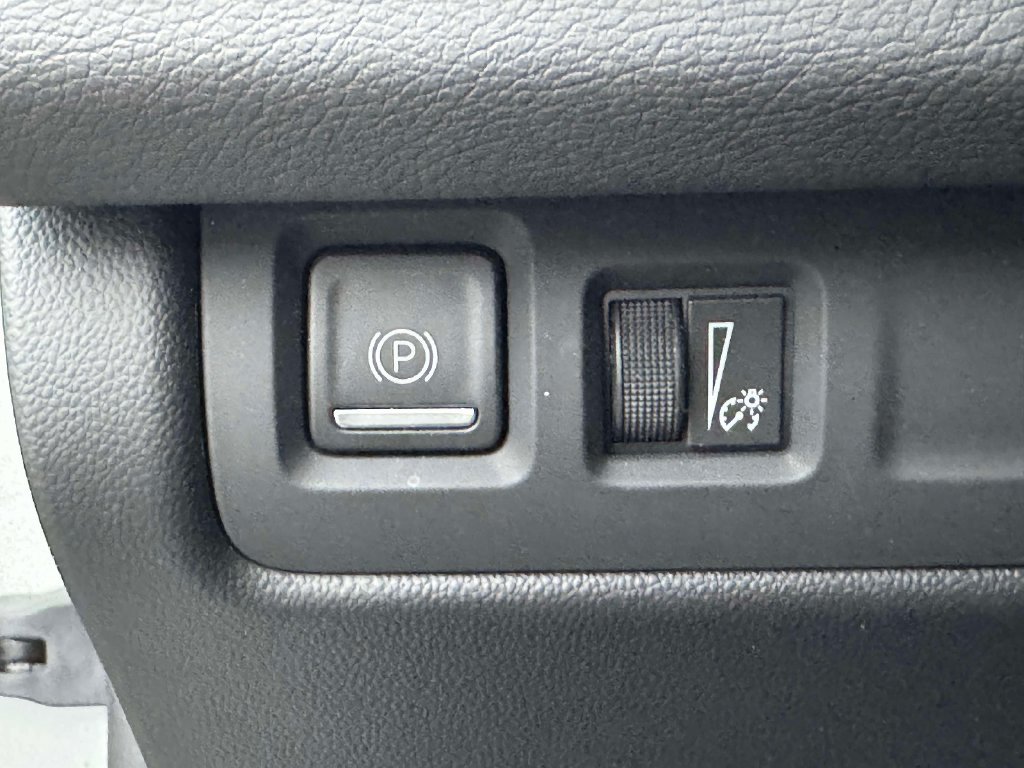 Used 2024 Cadillac XT4 Luxury w/ Cold Weather Package FWD image 20