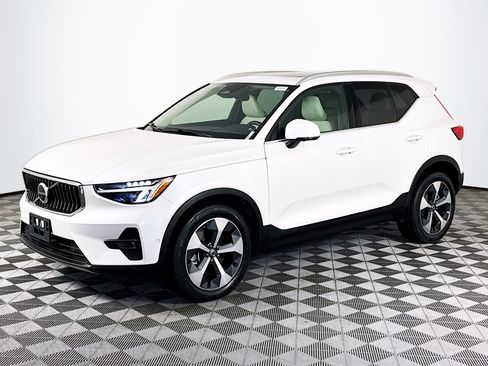 Used 2023 Volvo XC40 B4 Plus w/ Driver Assist Package FWD image 4