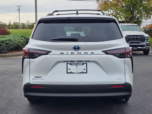 Used 2025 Toyota Sienna XLE image 7