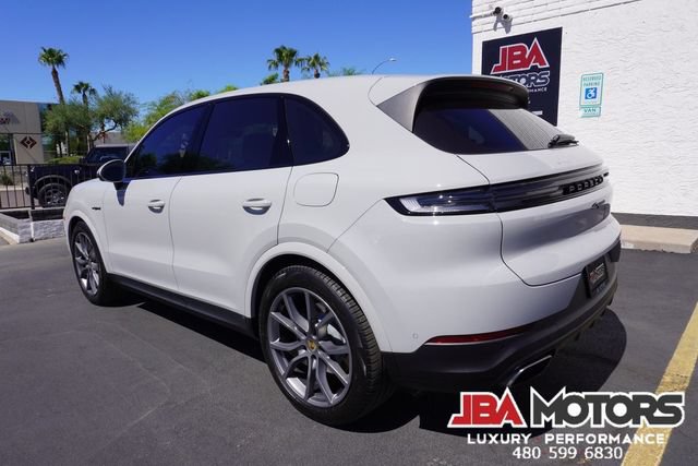 Used 2024 Porsche Cayenne AWD/4WD image 4