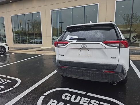 Used 2021 Toyota RAV4 XLE image 6